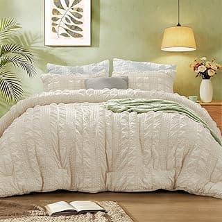 Conjunto de edredom king branco com padrão de relevo, almofadas e decoração minimalista no quarto.