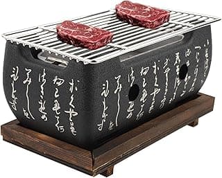 Churrasqueira japonesa Yakiniku com grelhas e carvão, pedaços de carne vermelha, escrita em japonês
