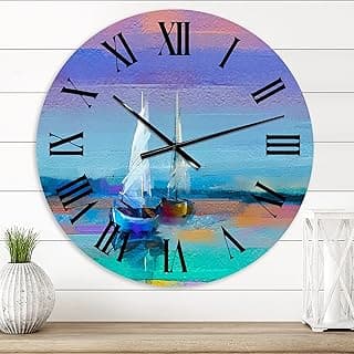 Relógio de parede náutico com barcos e velas brancas, paisagem marítima impressionista, números romanos em preto, fundo colorido em gradiente.