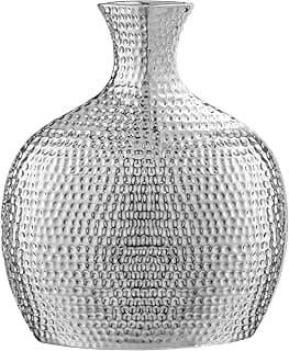 Vaso de prata com ondulações texturizadas contra fundo branco