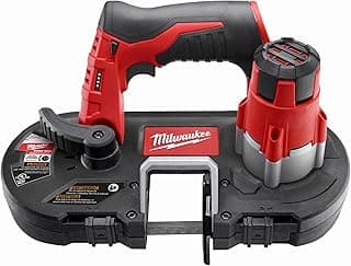 Serra circular Milwaukee 12V 2429-20, design ergonômico, cores vermelho e preto, logotipo Milwaukee, área de corte transparente, alça de aperto e botões de controle.