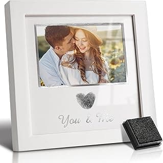 Porta-retrato branco com impressão digital em forma de coração e frase You & Me
