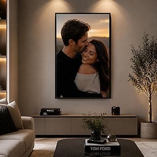 Quadro decorativo personalizado com foto de casal se beijando, fundo de céu ao pôr do sol, estilo moderno.