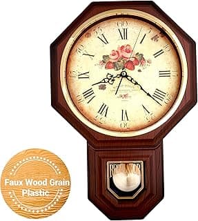 Relógio de parede clássico vintage marrom com mostrador branco e detalhes florais, fundo branco.