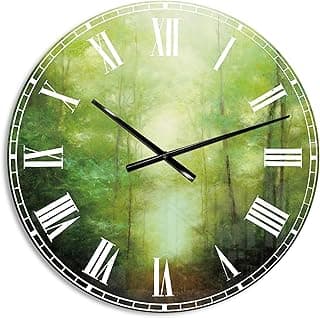 Relógio de parede circular DesignQ 'Into The Clearing Forest' com fundo verde e números romanos brancos.