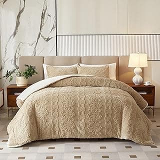 Conjunto de edredom solteiro cáqui com design jacquard sobre cama com almofadas e parede de mármore branco