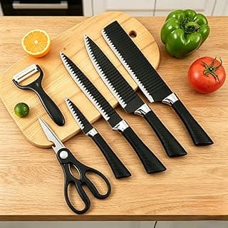 Conjunto de seis facas FBXGT em aço inoxidável com cabos pretos e lâminas prateadas em tábua de corte com frutas.