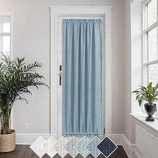 Cortina azul claro para porta de vidro com design boho, fundo de parede branca e plantas