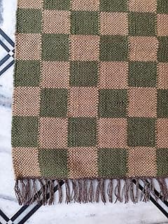 Tapete Kilim reversível verde e marrom com padrão xadrez, tecido de lã e juta, para decoração de interiores e exteriores.