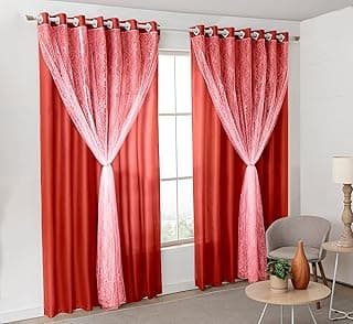 Cortina vermelha com renda transparente e forro, pendurada em uma janela de sala.