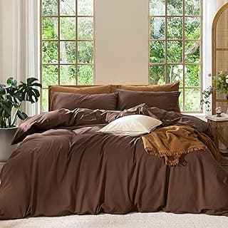 Conjunto de capa de edredom marrom cacau sólido MooMee, Queen, em uma cama com almofadas e cobertor, vista de janela.