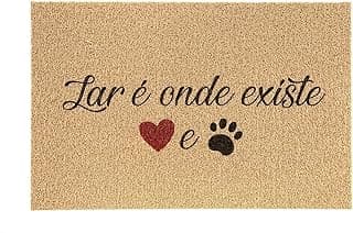 Capacho decorativo para porta com texto 'Lar é onde existe amor' e ícones de coração e pata