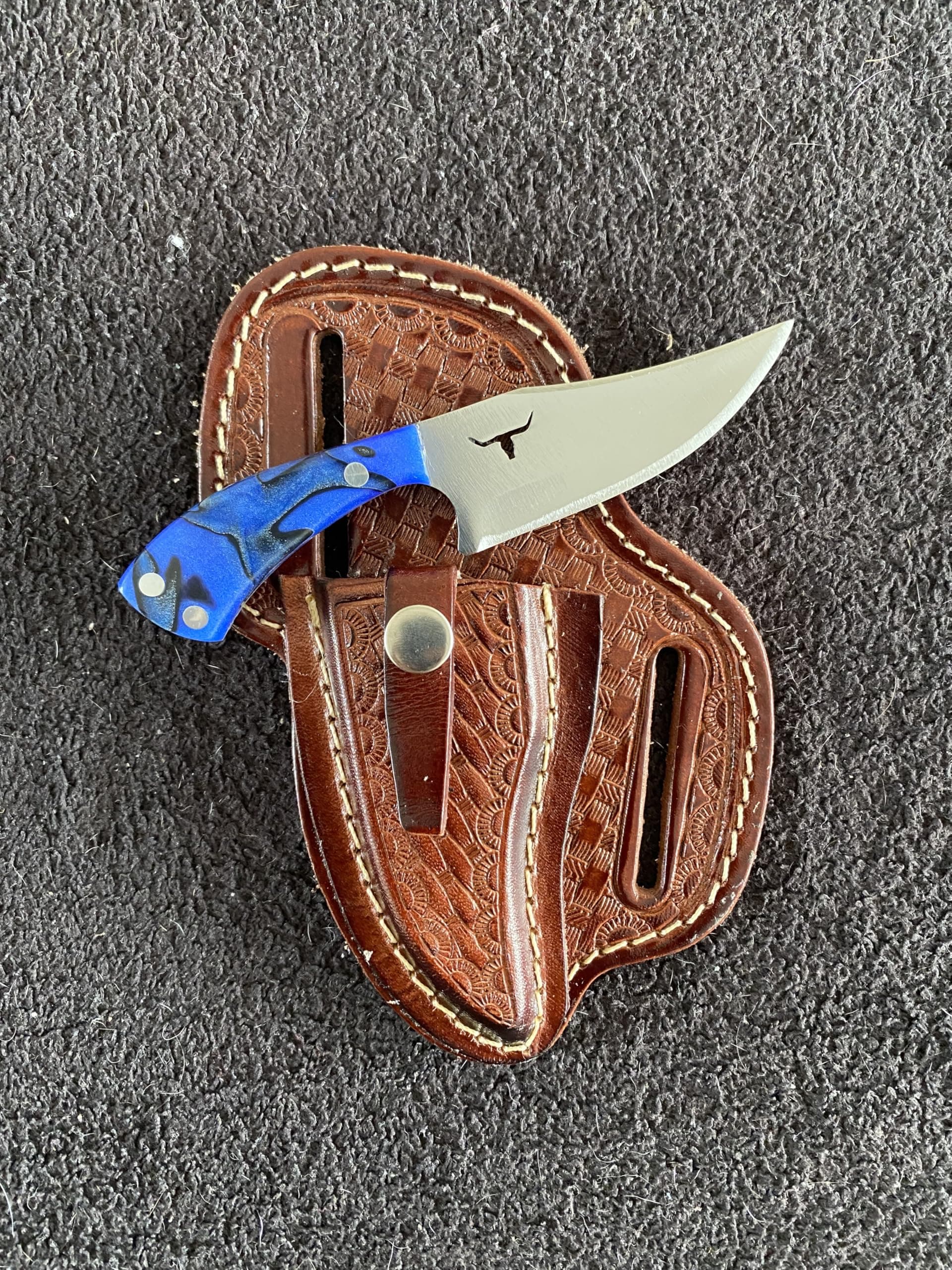 Faca Campeira Artesanal Genérico Tatuzinha Skinner Lâmina Inox 7cm Cabo Madeira Ou Resina Azul com Bainha Couro 1 Faca e 1 Peça