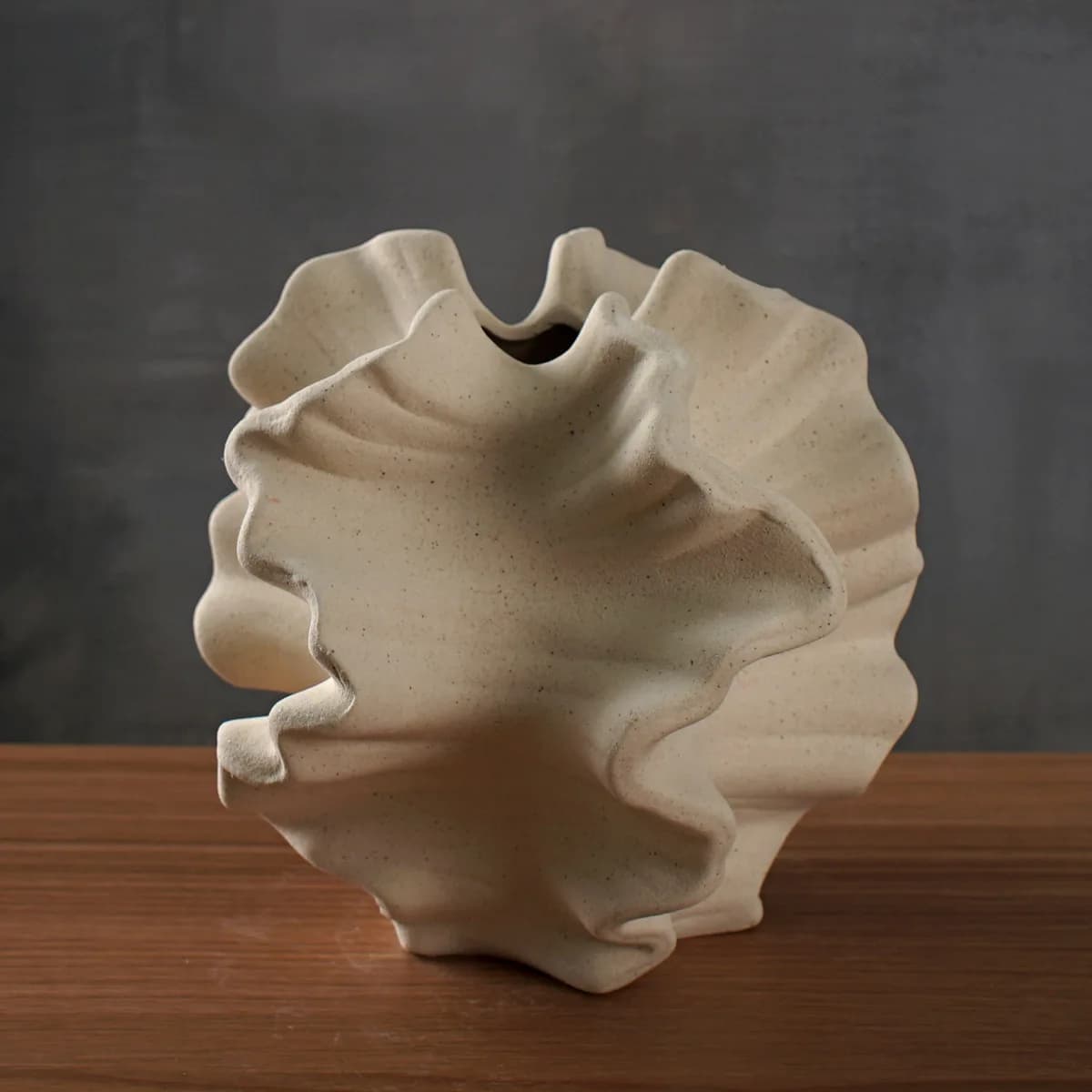 Vaso de cerâmica concha bege fosco para decoração de mesa