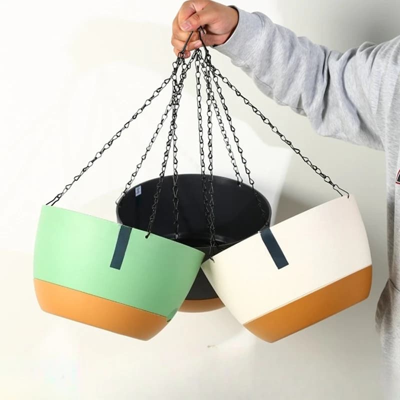 Cestas suspensas coloridas com correntes pretas para jardim