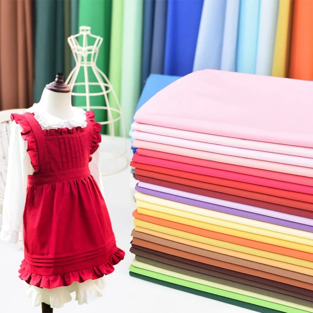 Tecido de popeline de algodão sólido em várias cores com um vestido infantil vermelho ao lado