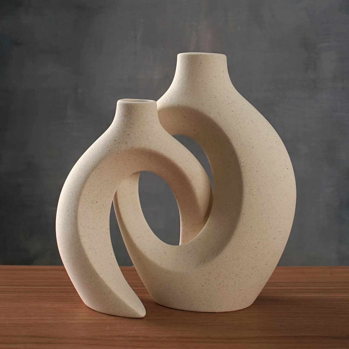 Vaso decorativo de cerâmica orgânica branco em fundo cinza