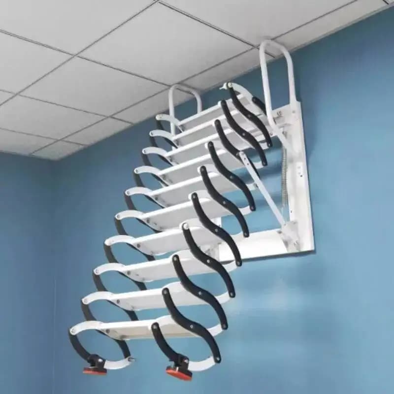 Escada telescópica de carbono dobrada na parede, estrutura em aço branco e preto.