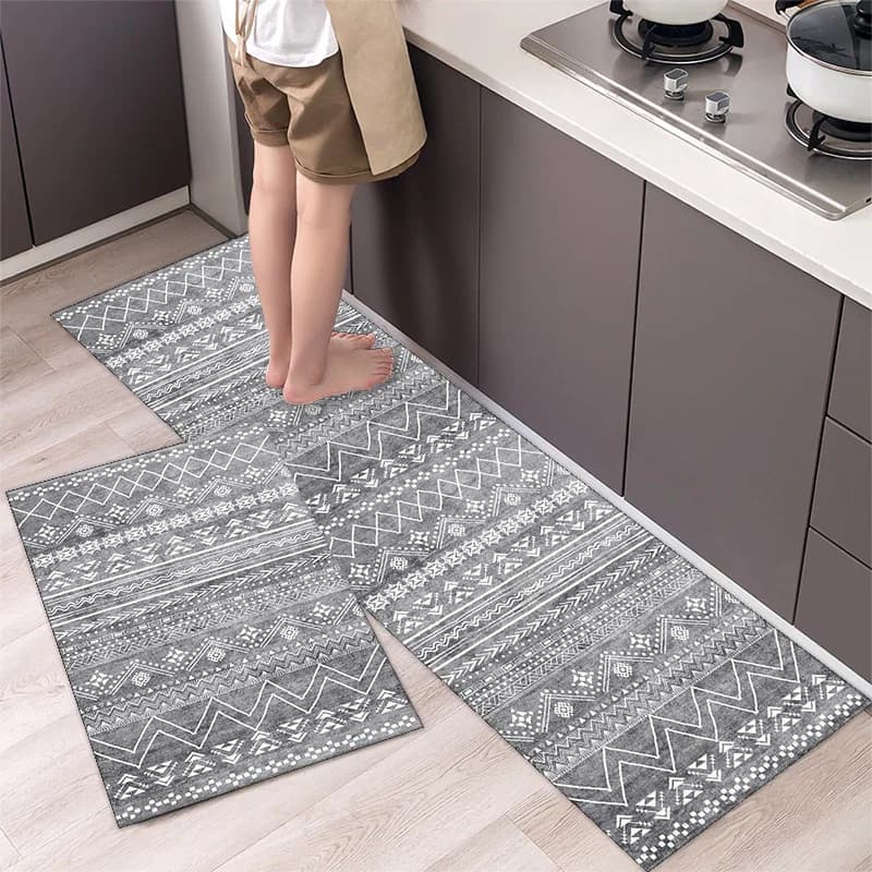 Tapete antiderrapante cinza e branco com padrão geométrico para cozinha
