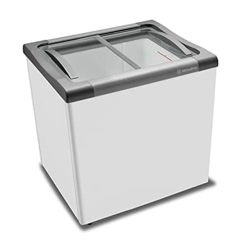 Freezer horizontal Metalfrio NF20 com tampa de vidro, cor branca e cinza, em fundo branco.