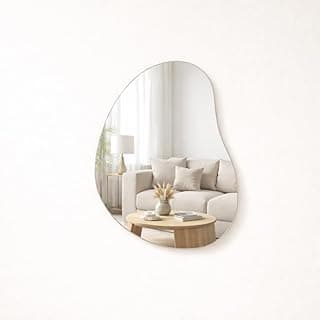 Espelho decorativo orgânico autocolante com vidro lapidado refletindo sala de estar moderna e clara