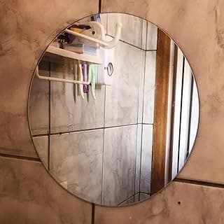 Espelho redondo com vidro lapidado para banheiro, refletindo prateleira e chuveiro