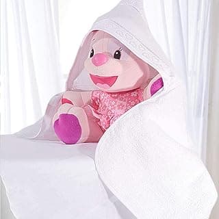 Toalha de banho branca com capuz para bordar, enrolada em um boneco de pelúcia rosa, fundo branco