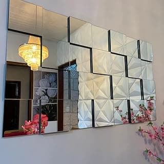 Espelho de vidro 3D com design geométrico, montado na parede, refletindo lustre e flores cor-de-rosa.