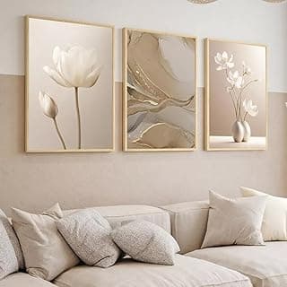 Quadros decorativos abstratos com flores em bege e dourado, molduras douradas, fundo branco, sala de estar.