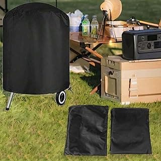 Capa de churrasqueira preta resistente para Weber com proteção UV e alças resistentes ao vento, em um gramado com mesa de piquenique ao fundo.