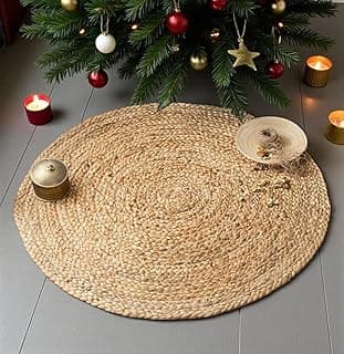 Tapete de juta redondo natural para decoração de Natal, com velas e decorações festivas ao redor.