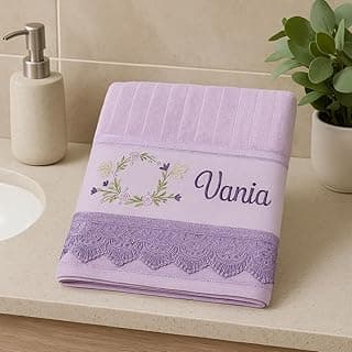 Toalha de banho lilás personalizada com nome e renda