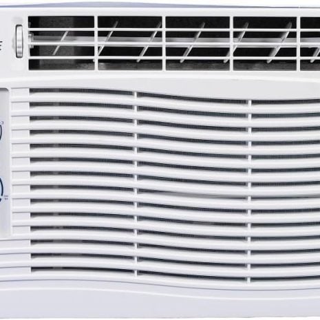 Produto: Ar Condicionado Janela Gree 7000 BTU/h Frio R32 Mecânico GJC07BV-D6NMND1A Marca: Gree Dimensões do produto: 40 x 30 x 34 cm Peso: 18.000 gramas Fonte de alimentação: Elétrico com fio Eficiência: A Capacidade de resfriamento: 7000 BTU/h Relação de Eficiência Energética Sazonal (SEER): 14 Tipo de instalação: Janela Características especiais: - Modo Ventilação - Controle de Direção do Ar - Baixo Nível de Ruído - Função Anti-mofo Controles visíveis: - Botão de temperatura (TEMP) - Botão de modo (MODE) Cor: Branco Observações: - Presenta grelha para a direção do ar - Design com frentes onduladas Avaliações de clientes: 4,7 de 5 estrelas (3 avaliações) Ranking: Nº 25.975 em Casa, Nº 107 em Ar-Condicionado Portátil ASIN: B0CT5X32JM Referência do fabricante: 008064 Data de disponibilização: 24 janeiro 2024 Categorias Amazon: Eletrodomésticos > Casa > Ar e Ventilação > Ar-Condicionado > Ar-Condicionado Portátil