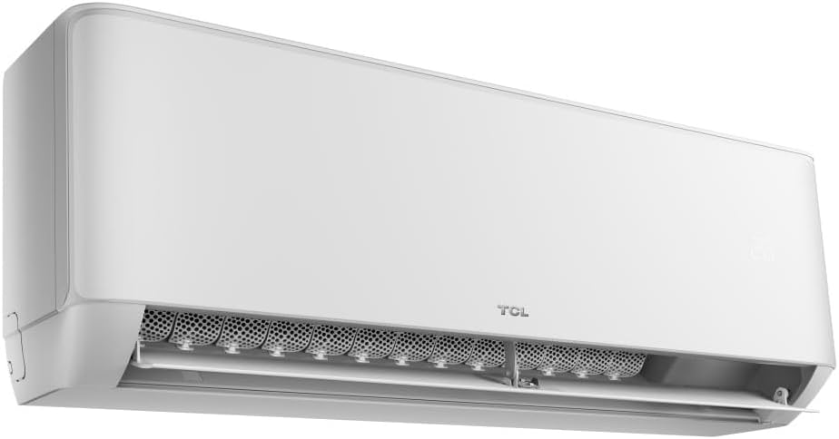 Unidade interna branca do ar-condicionado TCL T-Pro 12.000 BTUs vista angular com saída de ar aberta.