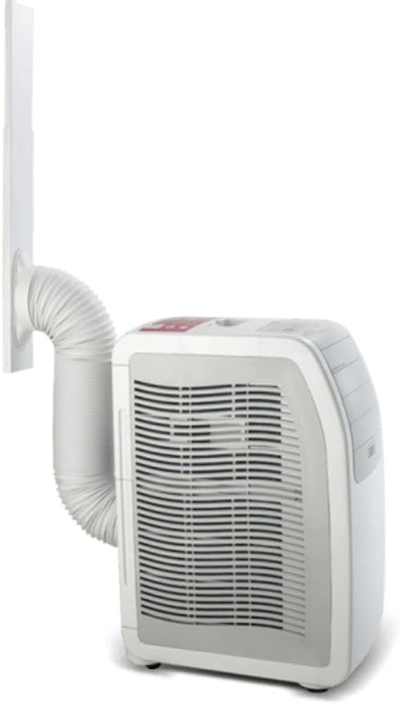 Ar condicionado portátil branco com mangueira flexível conectada à janela usando extensor de conexão branco Electrolux.