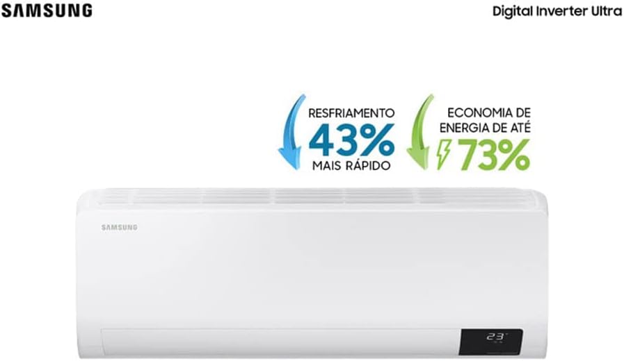 Unidade interna branca do ar condicionado Samsung com tela digital e informações de economia de energia
