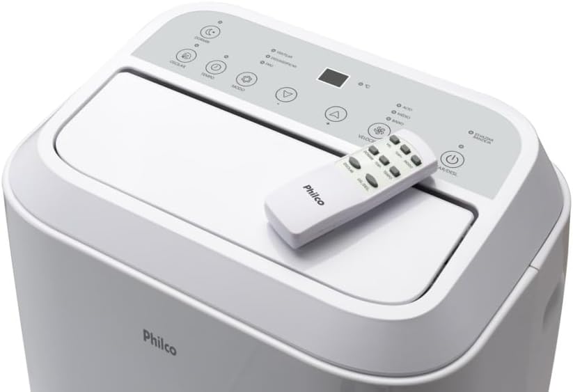 Painel superior e controle remoto do ar-condicionado portátil Philco 12000 BTUs branco.