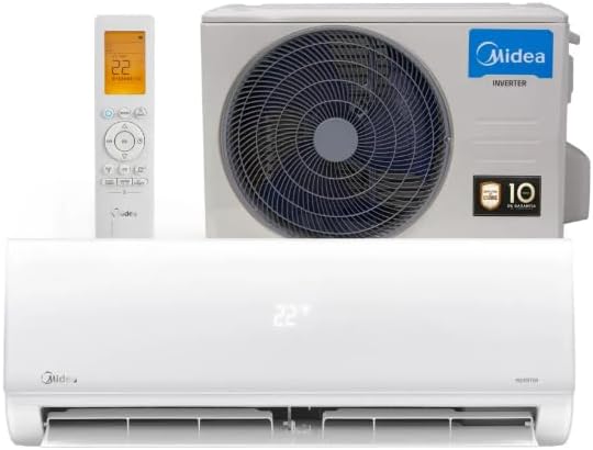 Ar condicionado split branco com display digital 22°, unidade externa cinza com ventilador e controle remoto branco digital.