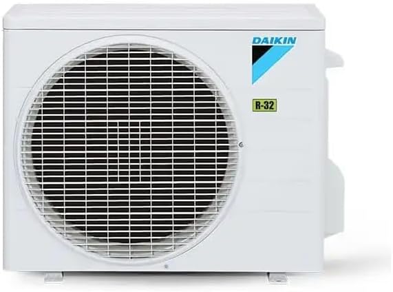 Unidade externa branca com grade circular e etiqueta R-32 do ar condicionado Daikin EcoSwing Gold.