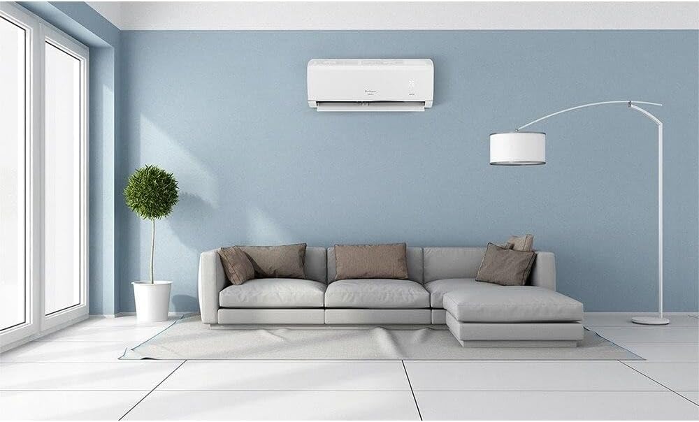 Ar condicionado split Springer Midea instalado em sala moderna com sofá cinza e parede azul clara.