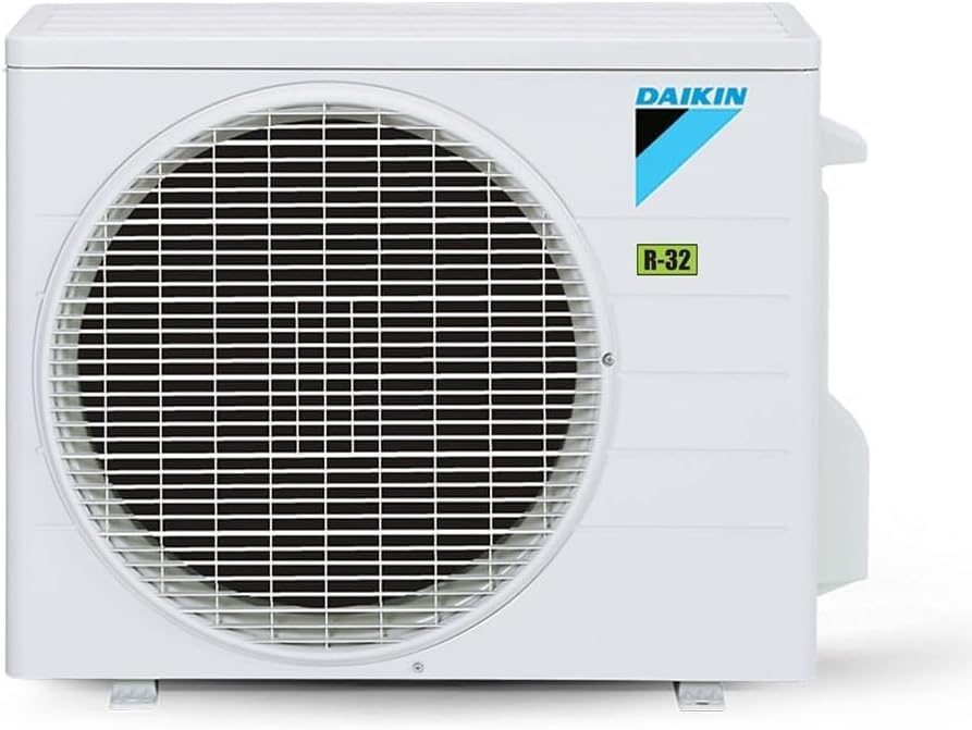 Unidade externa do ar condicionado split Daikin branca com ventilador e etiquetas