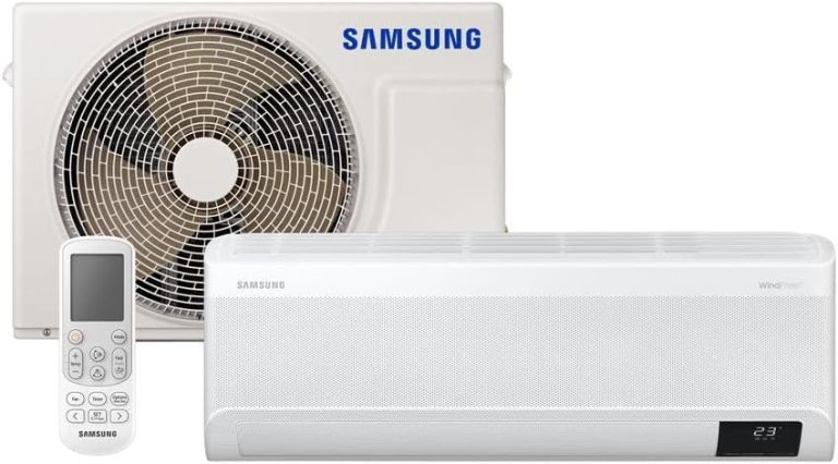 Ar-condicionado Split Inverter Samsung WindFree Connect 12.000 BTUs branco com unidade interna, externa e controle remoto, vista frontal e lateral.