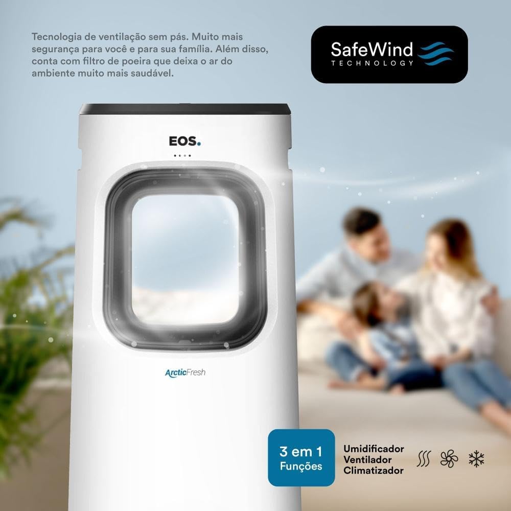 Climatizador EOS Arctic Fresh com tecnologia SafeWind e funções múltiplas, família ao fundo em ambiente claro.