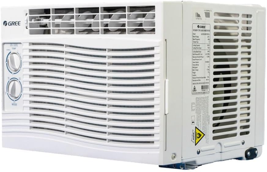 Ar condicionado janela Gree 7000 BTU/h vista lateral com controle mecânico e etiqueta técnica.