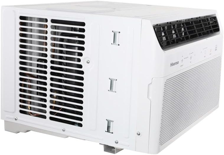 Ar condicionado de janela branco Hisense 10.000 BTUs vista traseira com grades de ventilação para circulação de ar.