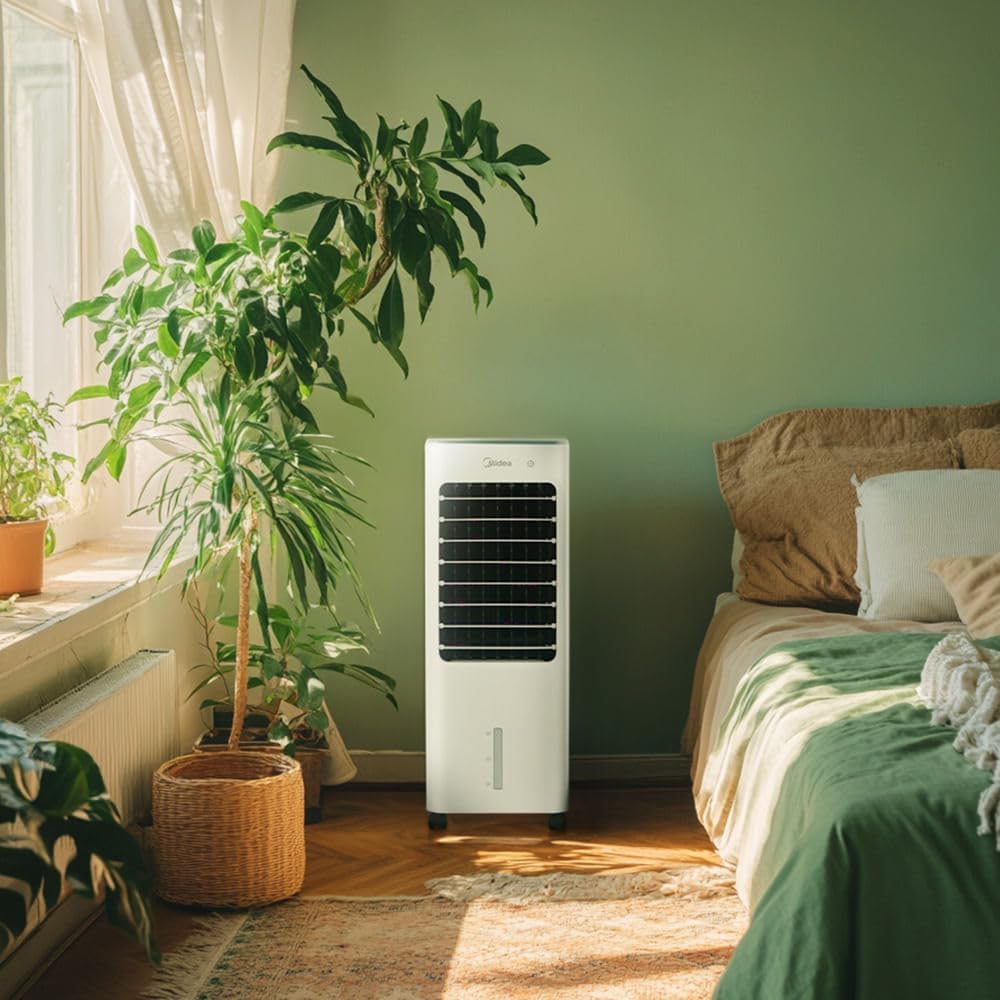 Climatizador de ar 5 litros Midea em ambiente residencial moderno próximo a planta e cama.
