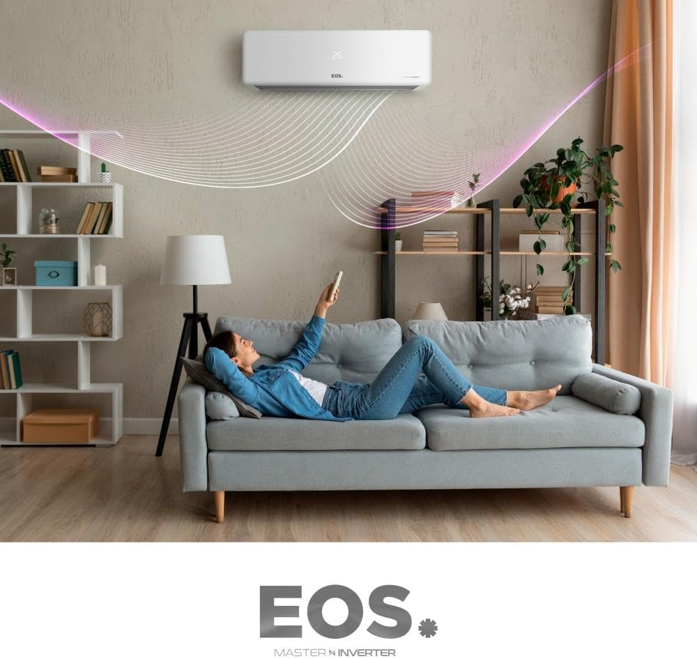 Pessoa no sofá relaxando enquanto ar-condicionado Split EOS expele ar em sala moderna