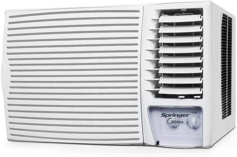 Ar condicionado de janela mecânico branco Springer Midea 12.000 BTU/h 220v com painel de controle e grade de saída de ar frontal.