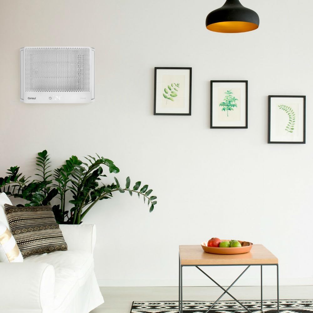 Sala decorada com ar condicionado janela branco Consul 7000 BTUs/h instalado na parede
