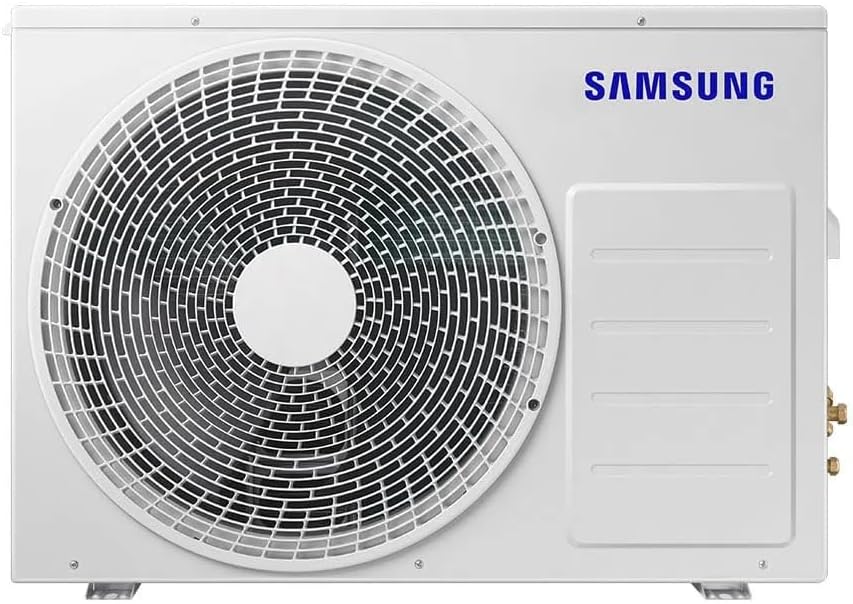 Unidade externa branca do ar-condicionado Samsung com ventoinha grande e logo azul.